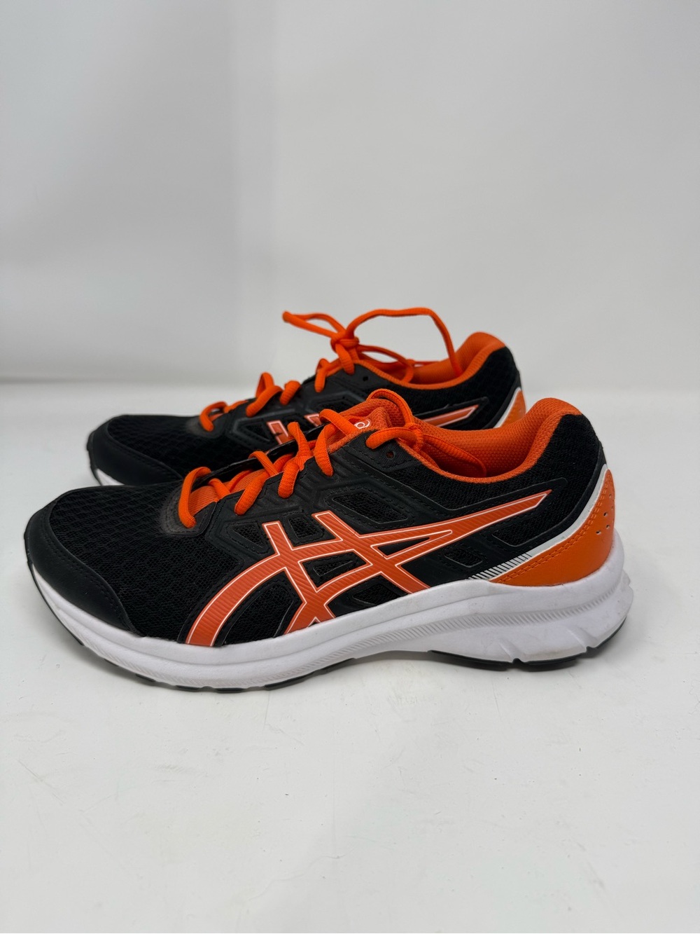Like new ASICS Kids Jolt 3 GS running shoes  black orange Size 6.5 (GWNFQY)